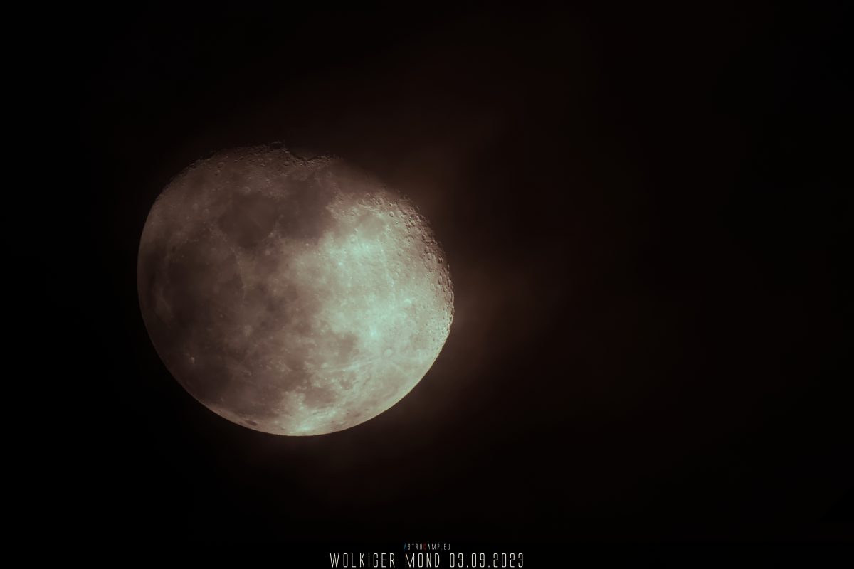 Wolkiger Mond 03.09.2023